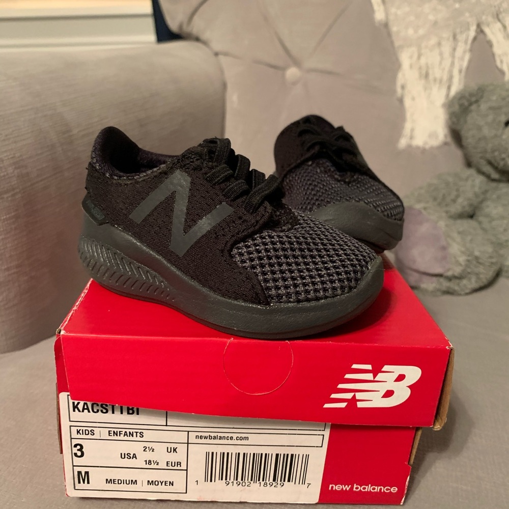 New Balance tennis shoes